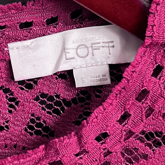Loft  Burgundy Lace Top Short Sleeve Size Small - Picture 3 of 7